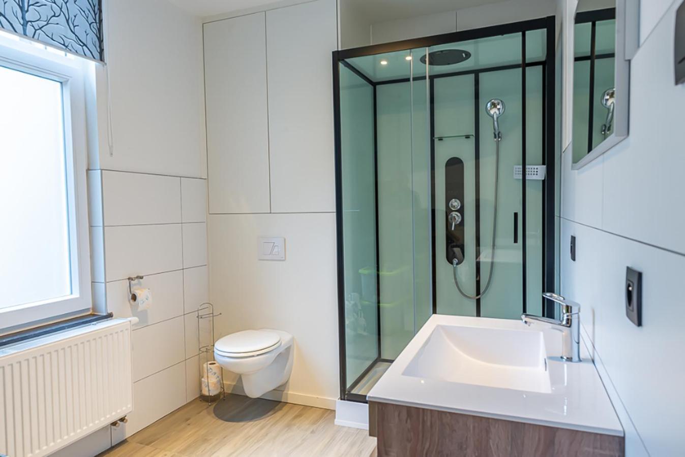 Guesthouses By Hotel Van Eyck Маасейк Екстериор снимка