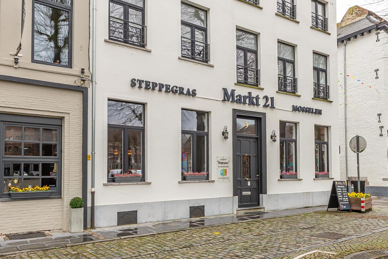 Guesthouses By Hotel Van Eyck Маасейк Екстериор снимка