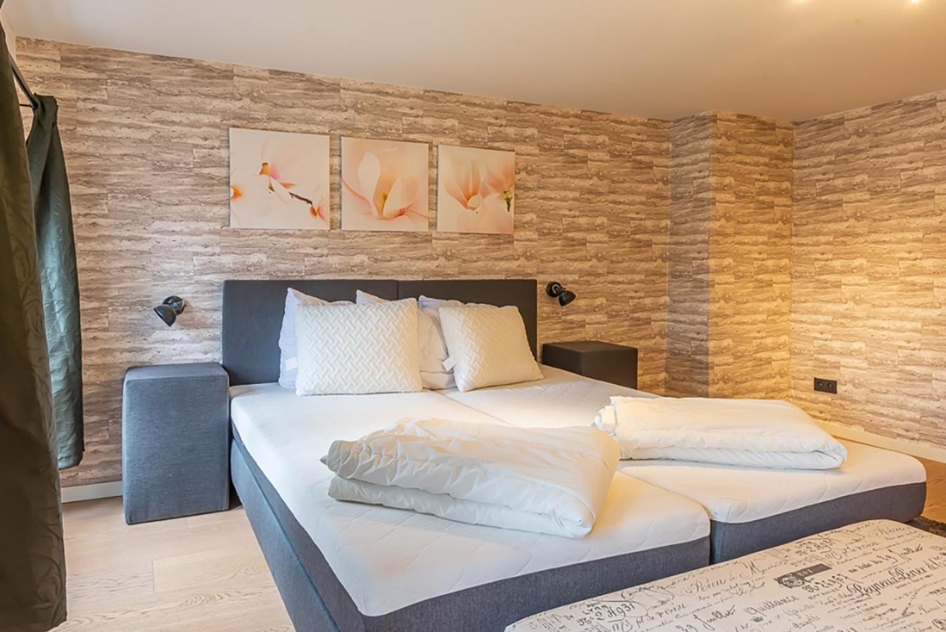 Guesthouses By Hotel Van Eyck Маасейк Екстериор снимка