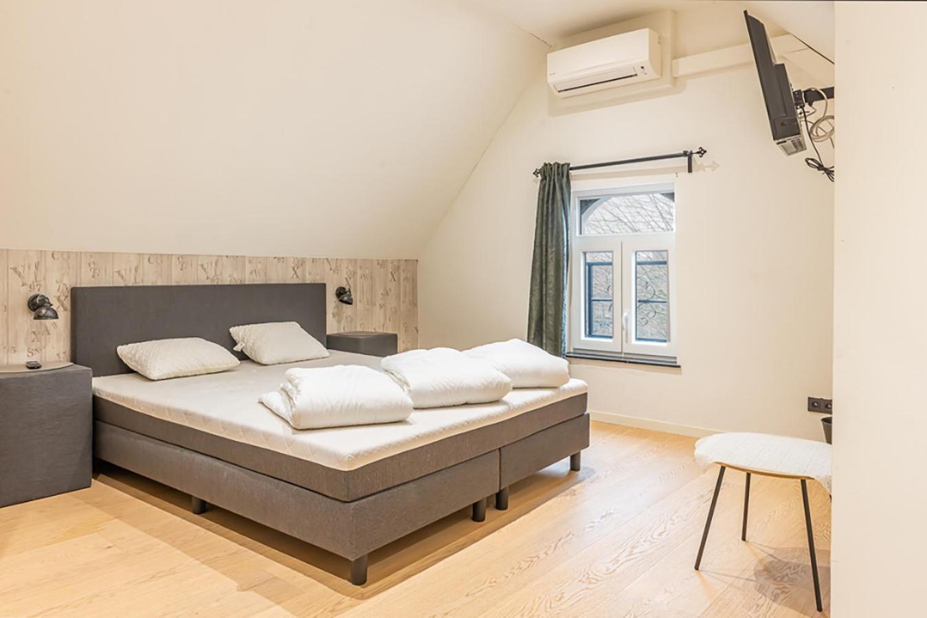 Guesthouses By Hotel Van Eyck Маасейк Екстериор снимка